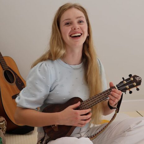 Małgorzata Belka gra na ukulele podczas zajęć